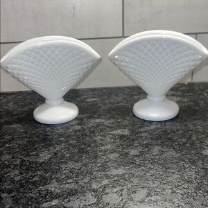 Set of 2 White Fan-Shaped Westmoreland English Hobnail Milk Glass vase. Exc conf